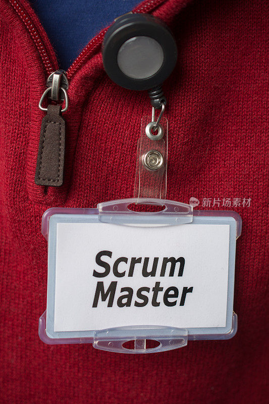 穿着红毛衣戴着Scrum master徽章的人